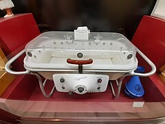 Portable neonatal incubator by Oxygenaire, 1940.jpg