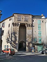 Puerta de las murallas en Riez.JPG