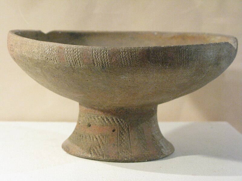 File:Pottery fruit tray Sa Huynh Culture 2.JPG