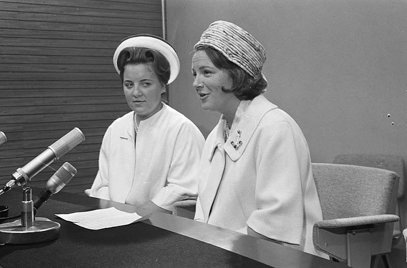 File:Prinsessen Irene en Margriet terug uit de West, tijdens persconferentie, Bestanddeelnr 914-1704.jpg