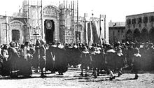 Per la scena della processione milanese fu appositamente ricostruita in grandezza naturale la facciata del Duomo di Milano com'era nel Seicento.