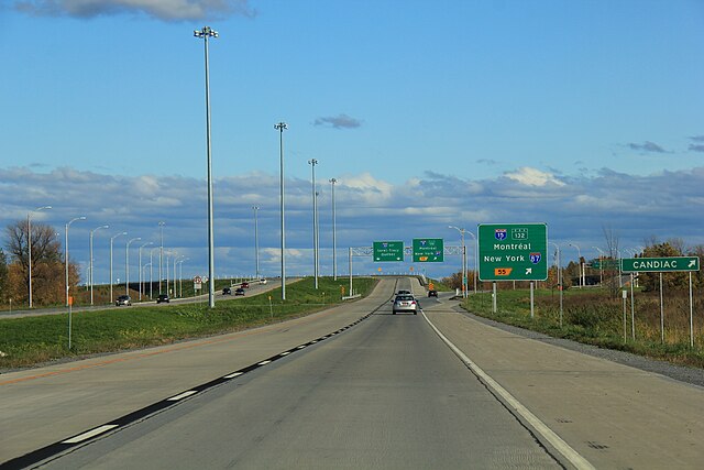 Drivers along eastbound Autoroute 30 approach the exit for Autoroute 15.