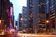 Sixth Avenue und Radio City Music Hall bei Nacht