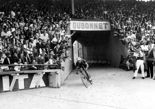 Belgian Romain Maes entering the Parc des Princes on the final stage, winning it and the general classification