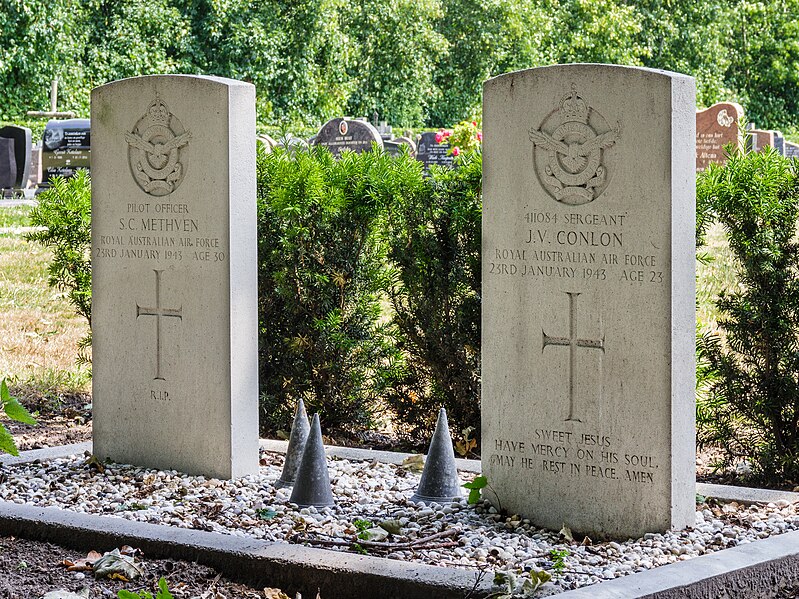 File:Rooms-Katholieke begraafplaats achter de Sint Odulphuskerk Bakhuizen. 04-07-2023. (actm.) 08.jpg