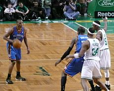 Westbrook (gauche) cherche son coéquipier Kevin Durant au poste contre les Celtics en 2010.