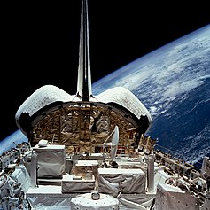 STS-56: Вид на грузовой отсек шаттла с приборами лаборатории ATLAS-2.