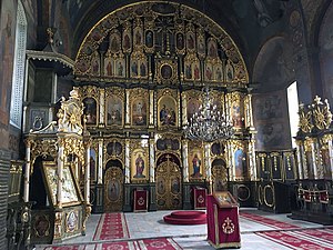 L'iconostase de la cathédrale Saint-Pierre-et-Saint-Paul de Šabac. L'icône de Stevan Čalić peut être aperçue dans la seconde rangée à partir du bas ; elle est la seconde de cette rangée (utiliser l'agrandissement).
