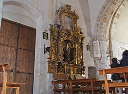 Altar lateral en el muro norte. La puerta que se ve es reciente, abierta por voluntad de los feligreses para poder sacar los santos de las procesiones.