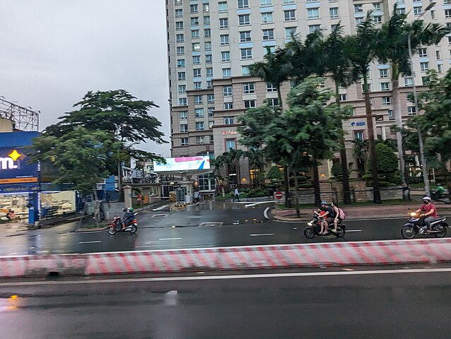 638px-Saigon_seen_from_bus_53_in_evening_rain_4.jpg (638×480)