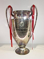 Die Trophäe des Europapokals der Landesmeister der Saison 1988/89 im Vereinsmuseum der AC Mailand