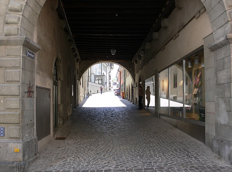 File:Schaffhausen Vordergasse Durchgang Rathausbogen.jpg