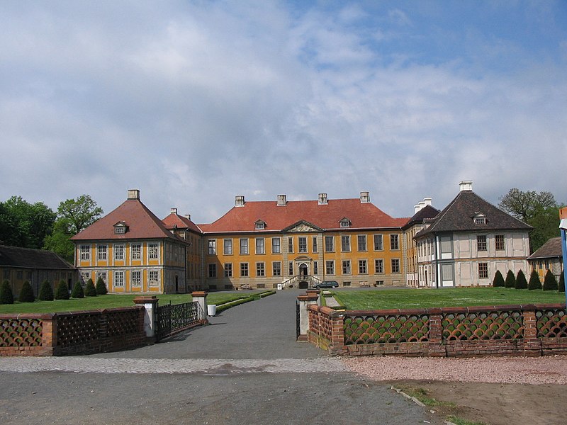 File:Schloss Oranienbaum Ehrenhof.JPG