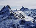 Lo Schreckhorn (a sinistra) e il Finsteraarhorn (a destra).