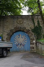 Zufahrt mit dem Wappen der Stadt Schweinfurt …