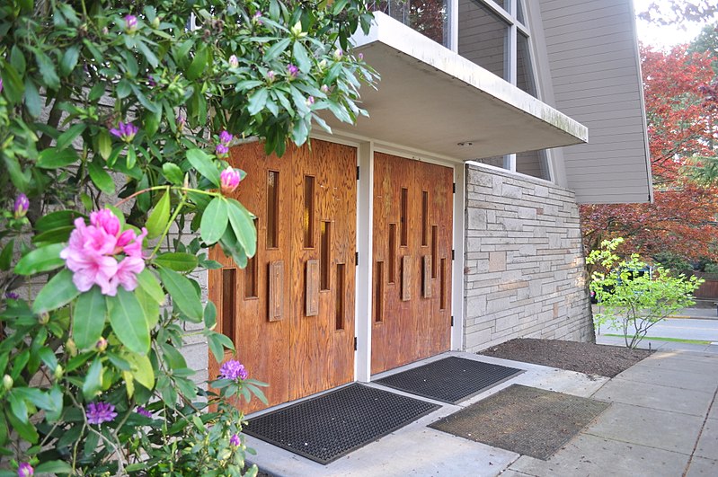 File:Seattle - St. Andrews Episcopal - entrance 01.jpg