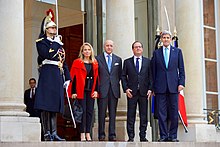 Hartley with French Foreign Minister Laurent Fabius, President Francois Hollande and U.S. Secretary of State John Kerry in front of the Elysee Palace on November 17, 2015 Secretary Kerry, Poses for a Photo With French President Hollande, Foreign Minister Fabius and U.S. Ambassador to France Hartley (22667544767).jpg