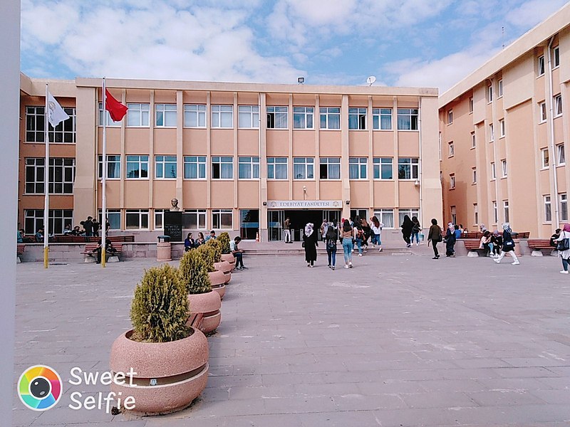 File:Selçuk Üniversitesi Edebiyat Fakültesi .jpg