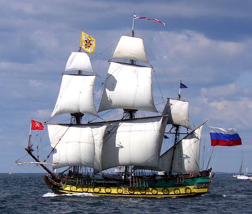העתק בן-ימינו של הפריגטה הרוסית הקטנה "שטנדארט", שבמקורה נבנתה בשנת 1703 לשירות בצי הים הבלטי