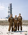 Weitz (vľavo), Conrad (v strede) a Kerwin (vpravo) pózujú pred raketou Saturn V so Skylabom