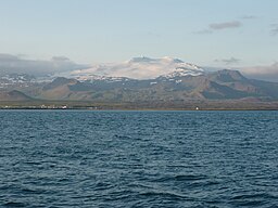 Snæfellsjökull tårner sig op til næsten 1.500 meters højde, længst ud på halvøen Snæfellsnes.