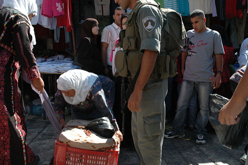 صورة:Soldier and woman in Jerusalem.jpg