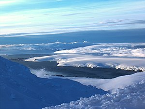 Blick vom Lyaskovets Peak auf die South Bay (im Hintergrund: Pimpirew-Gletscher)