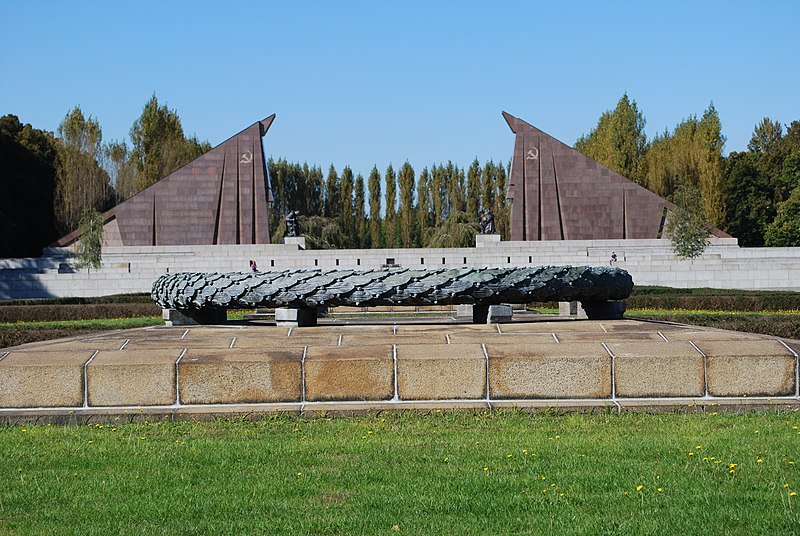 File:Soviet War Memorial (Treptower Park), Northwest view 3.jpg