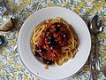 Primo piatto Spaghetti alla puttanesca (olive di gaeta e capperi)