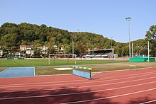 Piste d'athlétisme et terrain de football du stade Jean-Bernard.