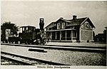 Station öppnad 2 april 1899. Bispår till Målerås station. En- och enhalvvånings stationshus i trä, gult med vita knutar. Samma bild finns i boken Kosta Järnväg, skriven av Lennart Welander (JvmKDAA06569).jpg