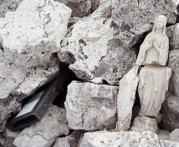 vrcholová kniha a soška Madony na vrcholu Cima della Madonna