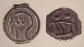 Britisk mønt fra Sunbury-on-Thames, 100-50 f.Kr., der viser det stiliserede hoved af Apollo og den anklagende tyr.
