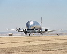 Super Guppy N941 atterrissage de la NASA.jpg