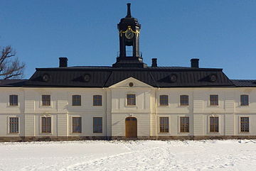 Hårlemans fasadritning från 1730-talet med Fredrik I:s gillande namnteckning och slottets mittparti som de ter sig idag (2013).