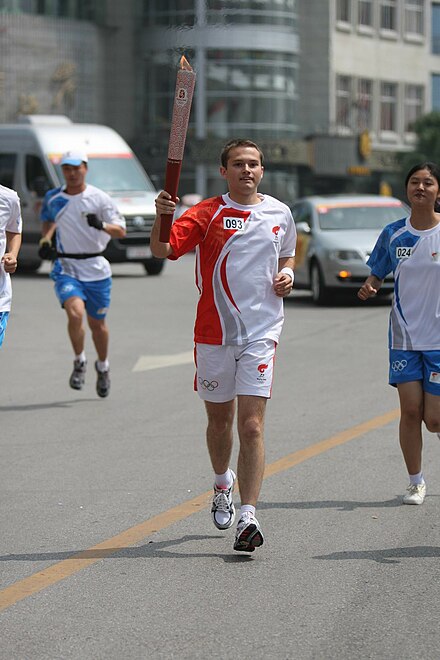 Polski uczestnik sztafety olimpijskiej na ulicach Guilin.