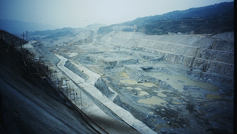 File:TGP ship locksat Yangtse River.jpg