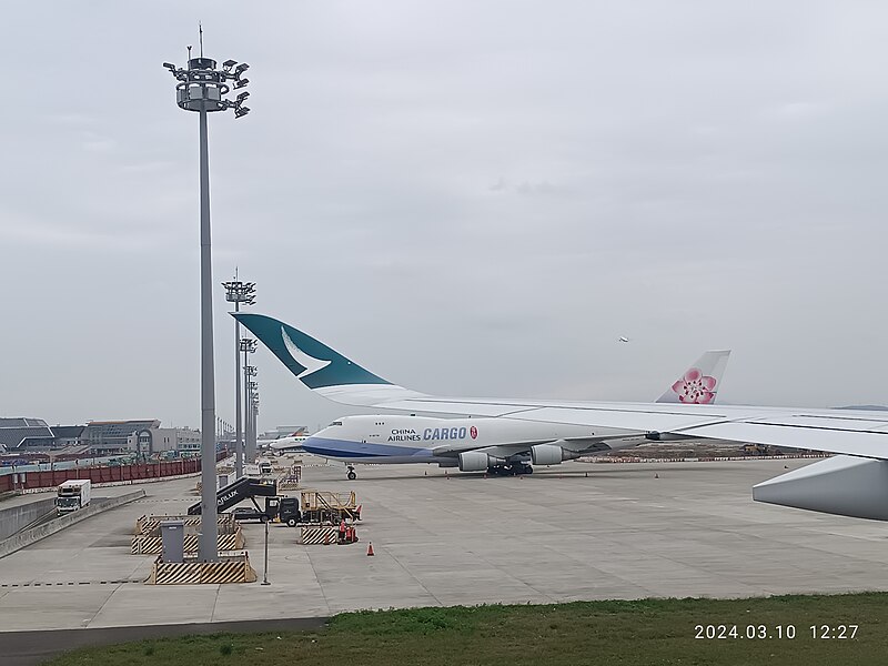 File:TW 台灣 Taiwan 台北 Taipei 臺灣桃園機場 Taoyuan Int'l Airport 國泰航空 Cathay Pacific 494 CX494 飛機降落 aircraft window view landing March 2024 R12S 322.jpg