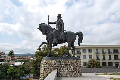 Հերակլ II-ի արձանը Թելավում