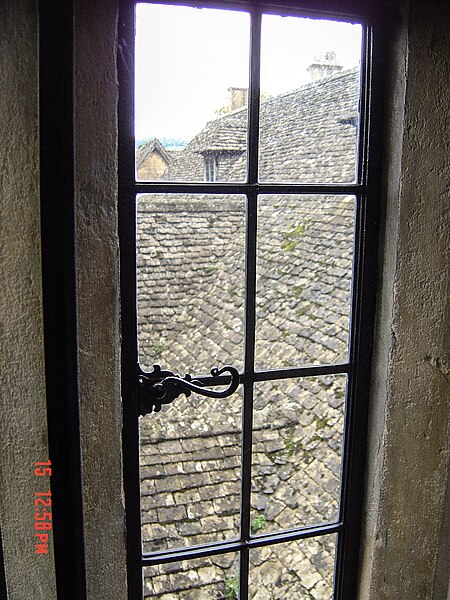 File:The Lygon Arms, window.jpg