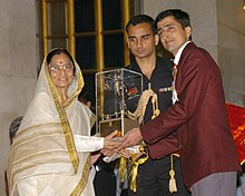 Президент, Smt. Пратибха Патил вручает Премию Арджуны-2006 Шри Рохиту Бхакеру за бадминтон (категория инвалидов) на блестящем мероприятии в Нью-Дели 29 августа 2007 года.