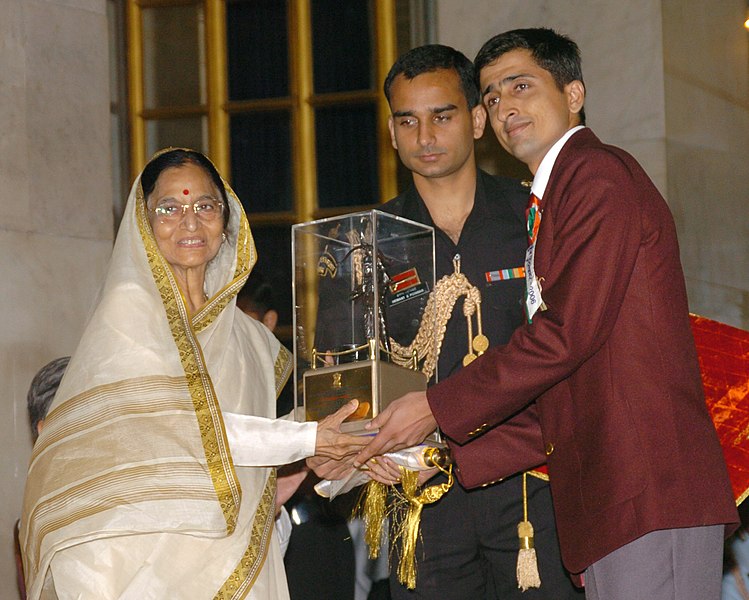 File:The President, Smt. Pratibha Patil presenting the Arjuna Award -2006 to Shri Rohit Bhaker for Badminton (Disabled Category) at a glittering function, in New Delhi on August 29, 2007.jpg