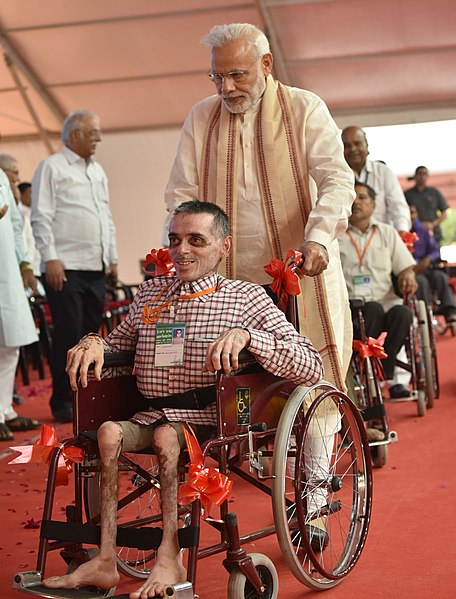 File:The Prime Minister, Shri Narendra Modi distributing the aids and equipment, at the Saamaajik Adhikaarita Shivir, in Vadodara, Gujarat on October 22, 2016 (1).jpg