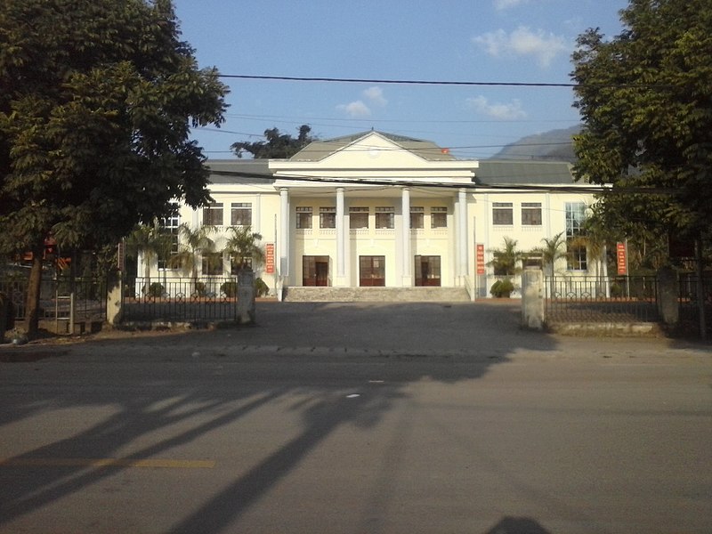 File:The local community center in Muong Cha.jpg