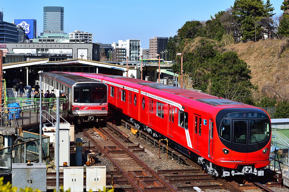File:Tokyo Metro Marunouchi Line 02 and 2000 series in Yotsuya 
