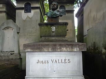 Tombe de Jules Vallès au cimetière du Père-Lachaise (66e division), à Paris. Le buste est l'œuvre de Jean Carlus.