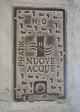 Tombino sotto al colonnato di via Cavour a Poppi in Toscana