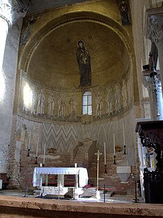 La Vierge et l'Enfant, XIIIe siècle, les douze apôtres, XIIe siècle : mosaïques de l'abside. Deux gradins et siège de l'évêque, VIIe siècle, marqueterie de marbre.