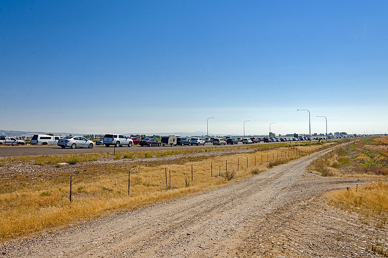 File:Traffic jam on I-15 southbound after 2017 solar eclipse, Idaho Falls, ID.jpg