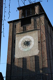 El campanario y el reloj